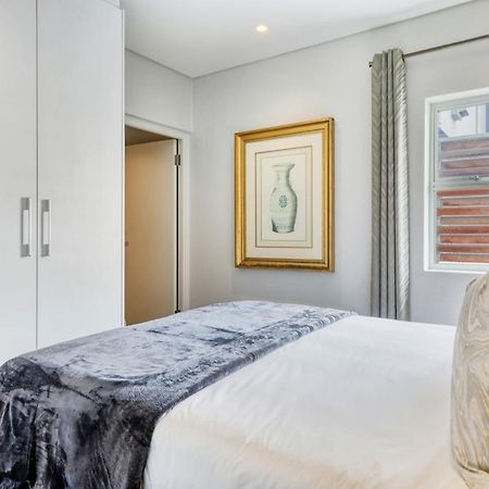 Backup-Powered Classic Luxury Apartment Kaapstad Buitenkant foto