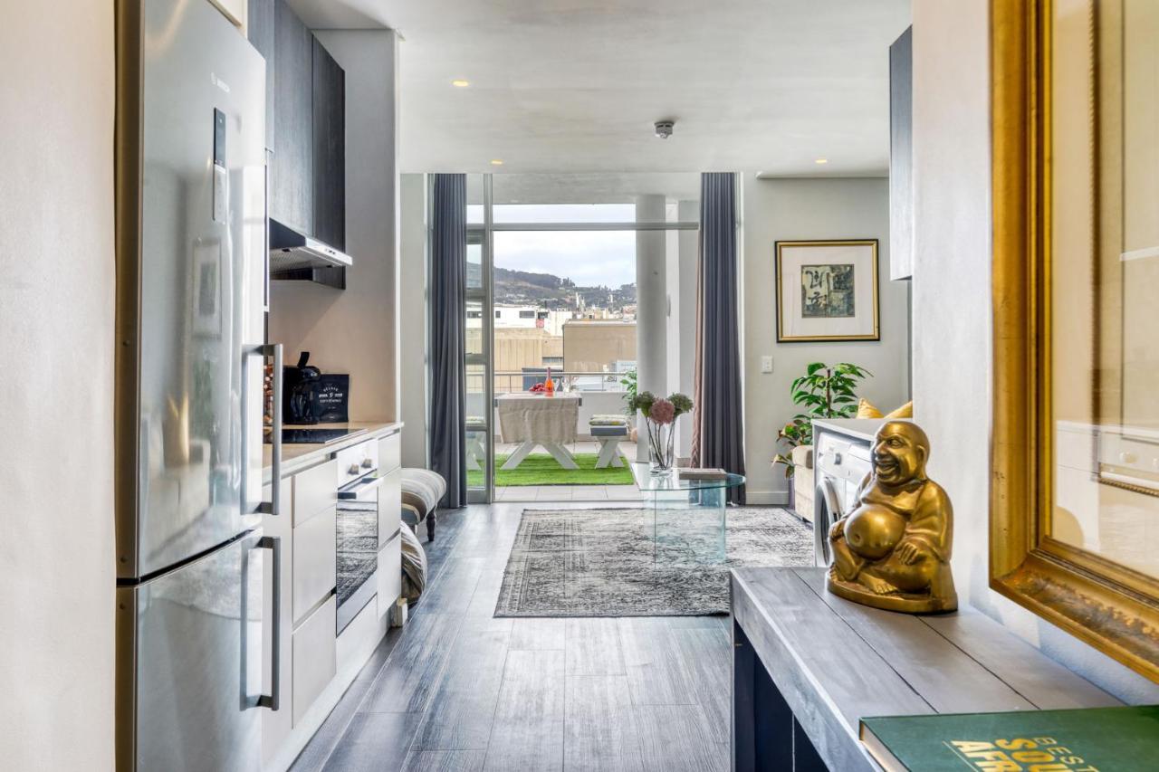 Backup-Powered Classic Luxury Apartment Kaapstad Buitenkant foto