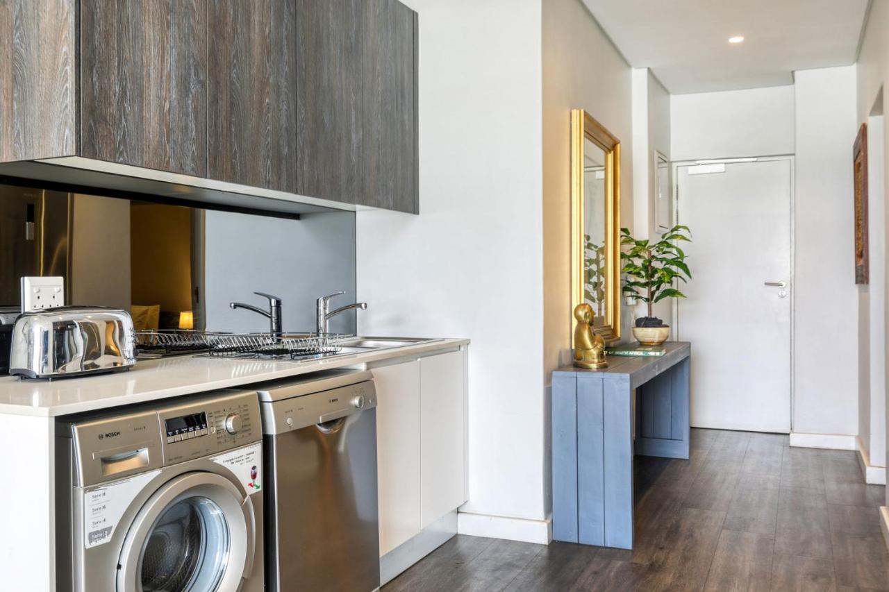 Backup-Powered Classic Luxury Apartment Kaapstad Buitenkant foto