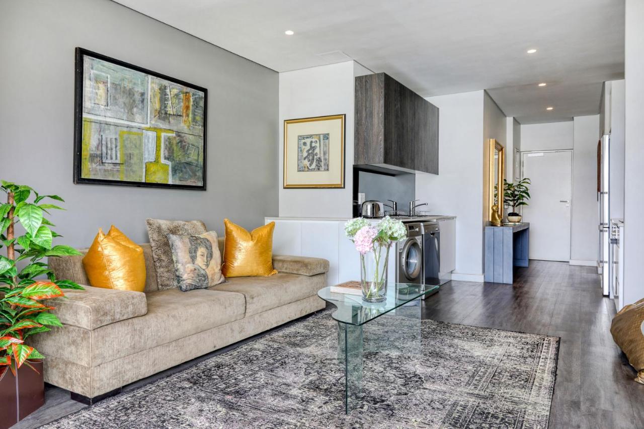 Backup-Powered Classic Luxury Apartment Kaapstad Buitenkant foto