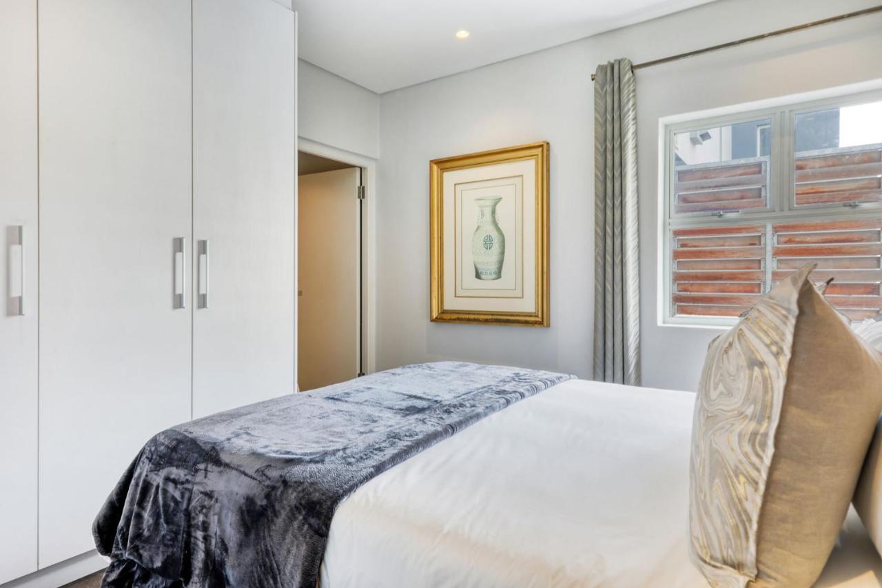 Backup-Powered Classic Luxury Apartment Kaapstad Buitenkant foto
