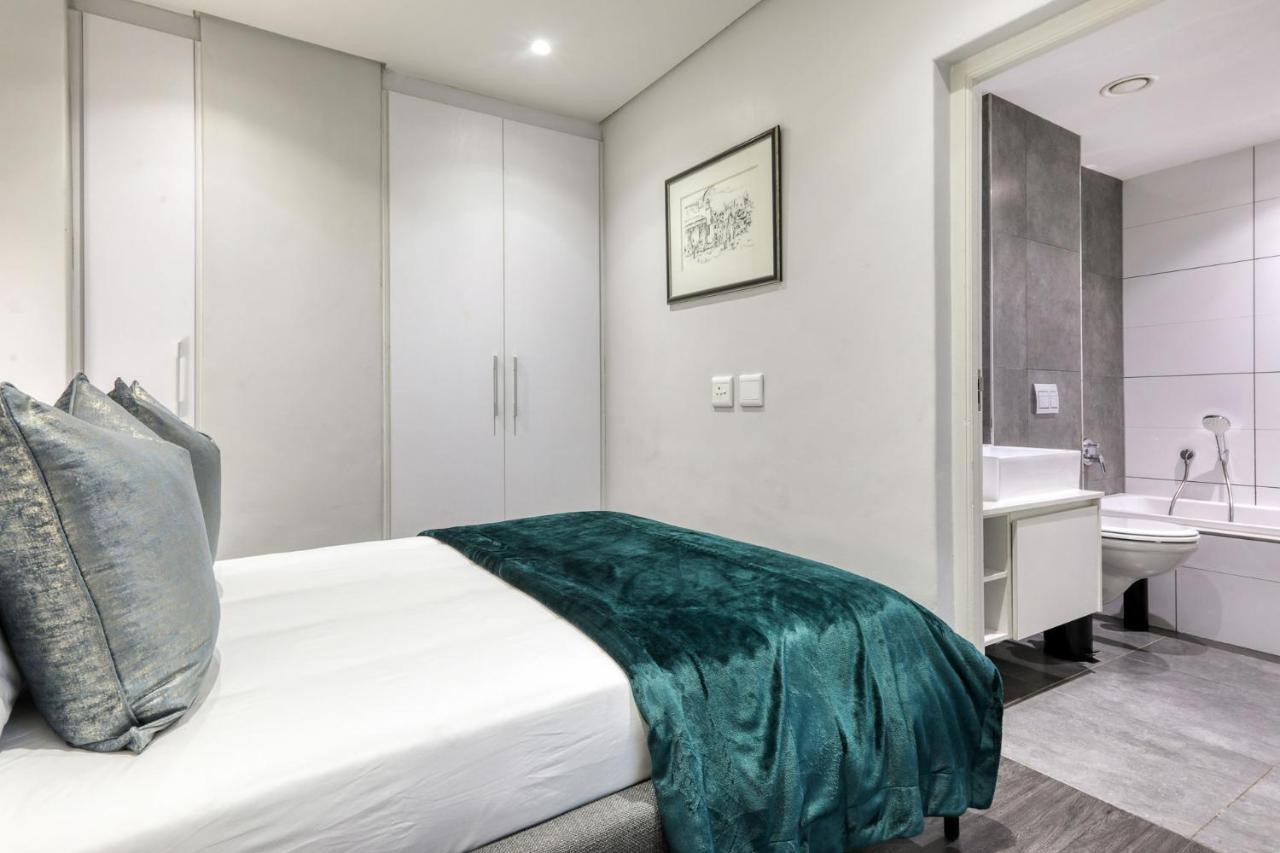 Backup-Powered Classic Luxury Apartment Kaapstad Buitenkant foto