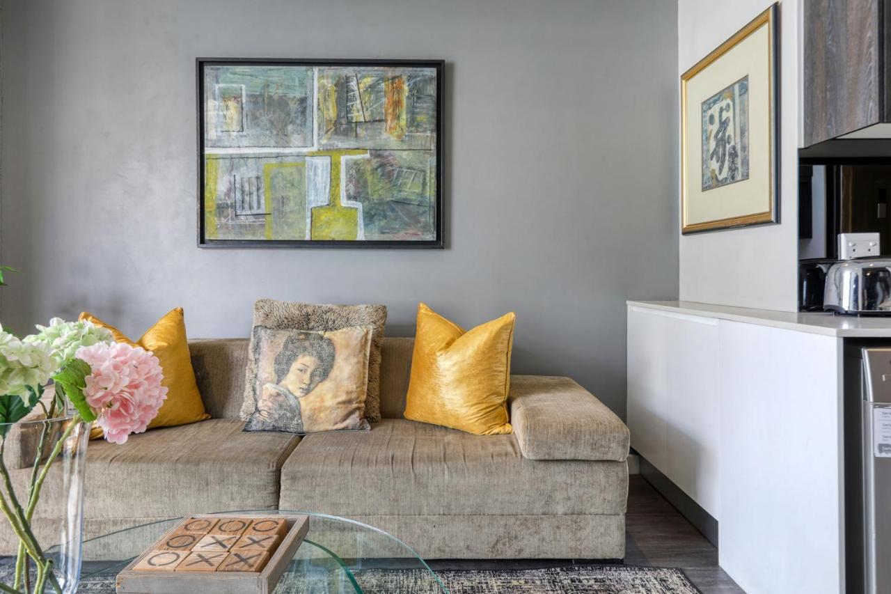 Backup-Powered Classic Luxury Apartment Kaapstad Buitenkant foto